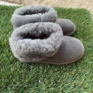 Women’s UGG Classic Fluff Suede Boots sz 6